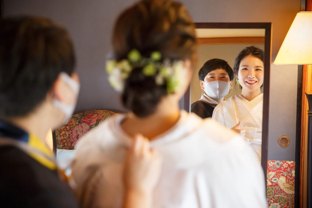 婚礼衣装を着る笑顔の女性